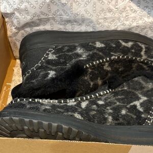 Hey Dude Black and Gray Ankle Boots